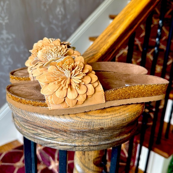 NOT RATED ladies slip on sandal NWOT 8 1/2 brand new never worn tan soft flowers - Picture 11 of 13